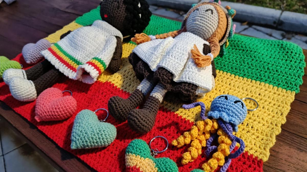 Muñecas de ganchillo realizadas para los fines solidarios del proyecto.