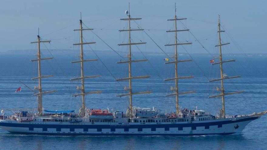 Eindrucksvoller Fünfmaster &quot;Royal Clipper&quot; legt im Hafen von Palma de Mallorca an