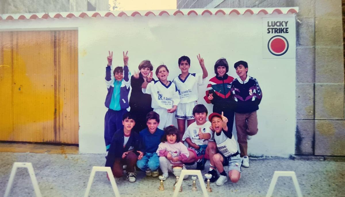 Fotografía antigua de varios jugadores entrenados por Manuel Palmás. Abajo, segundo a la izquierda, Iago Aspas.