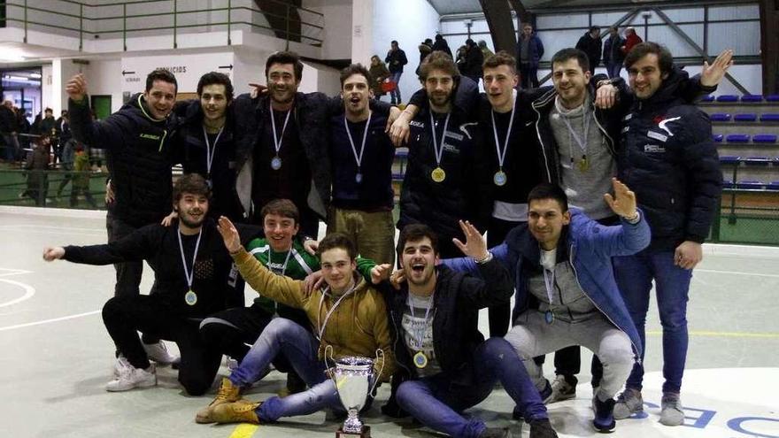 Los jugadores del Liceo celebran con su entrenador Josep Lamas, arriba a la derecha, el título gallego.