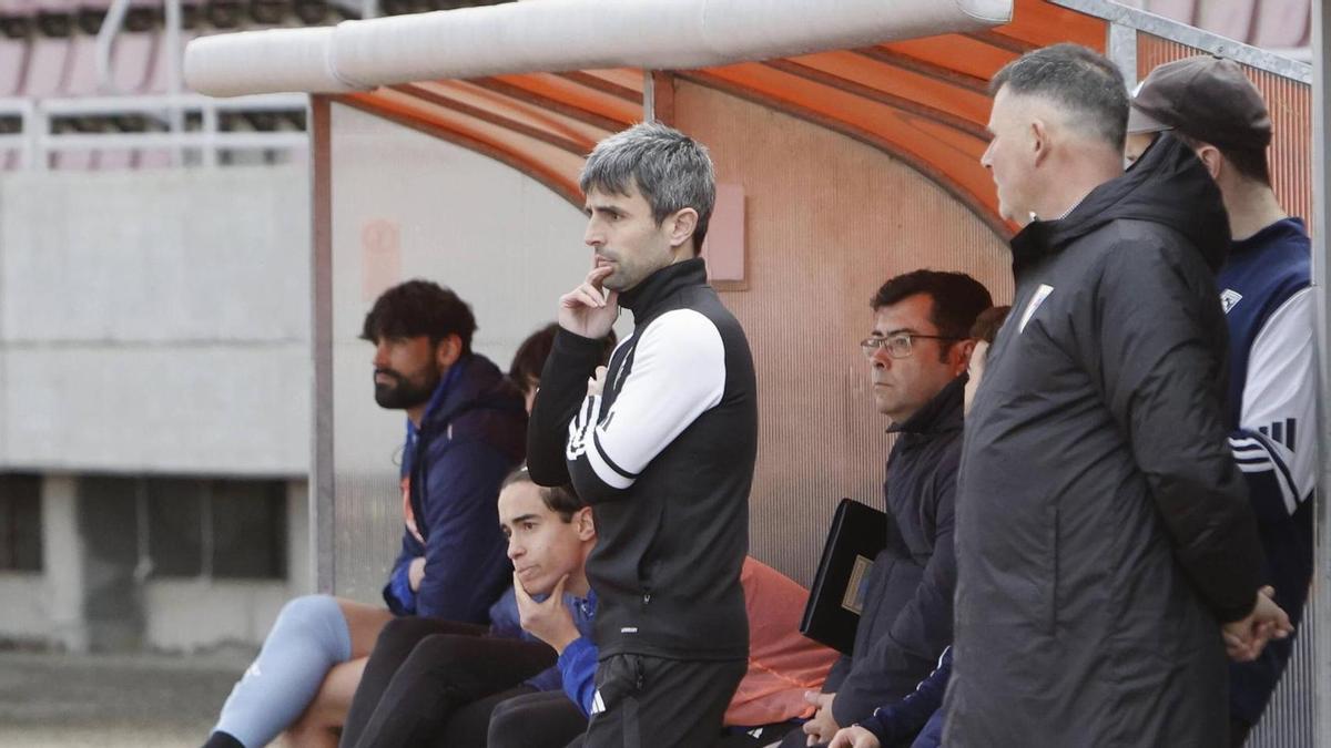 Vecho Ríos, segundo entrenador del Compostela, durante el partido ante el Alondras.