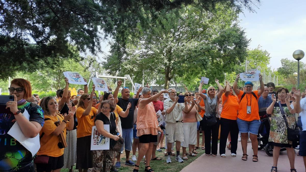 Las familias de Can Vila celebran, este martes, la decisión del Ayuntamiento de Mollet.