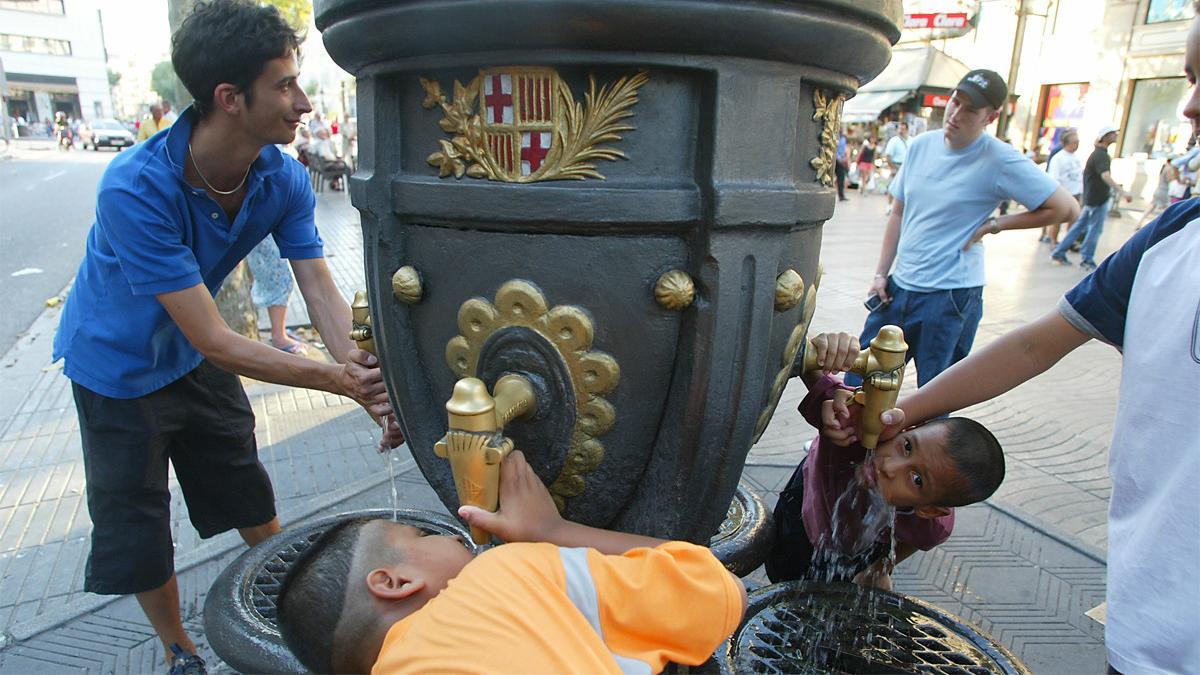 Trago en la fuente de Canaletas. La leyenda dice que quien bebe de ella vuelve a Barcelona.