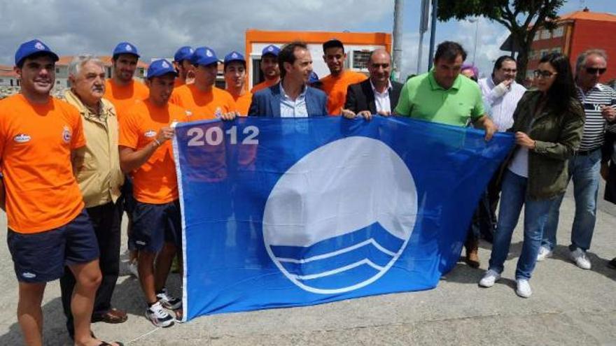 El alcalde y Dorgambide durante el izado de la bandera de O Preguntoiro, de 2012.  // Iñaki Abella