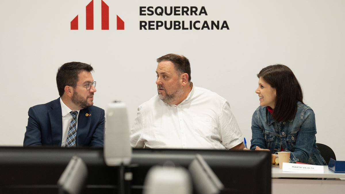 El 'president', Pere Aragonès; el líder de ERC, Oriol Junqueras; y la portavoz del partido, Marta Vilalta.