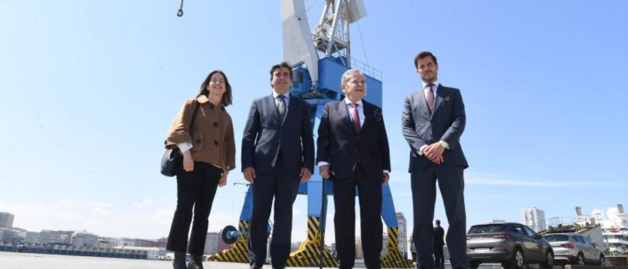 Beatriz y Santiago Pérez-Torres flanquean a Martín Fernández Prado y Santiago Pérez Torres, con la gría. | //C.P.