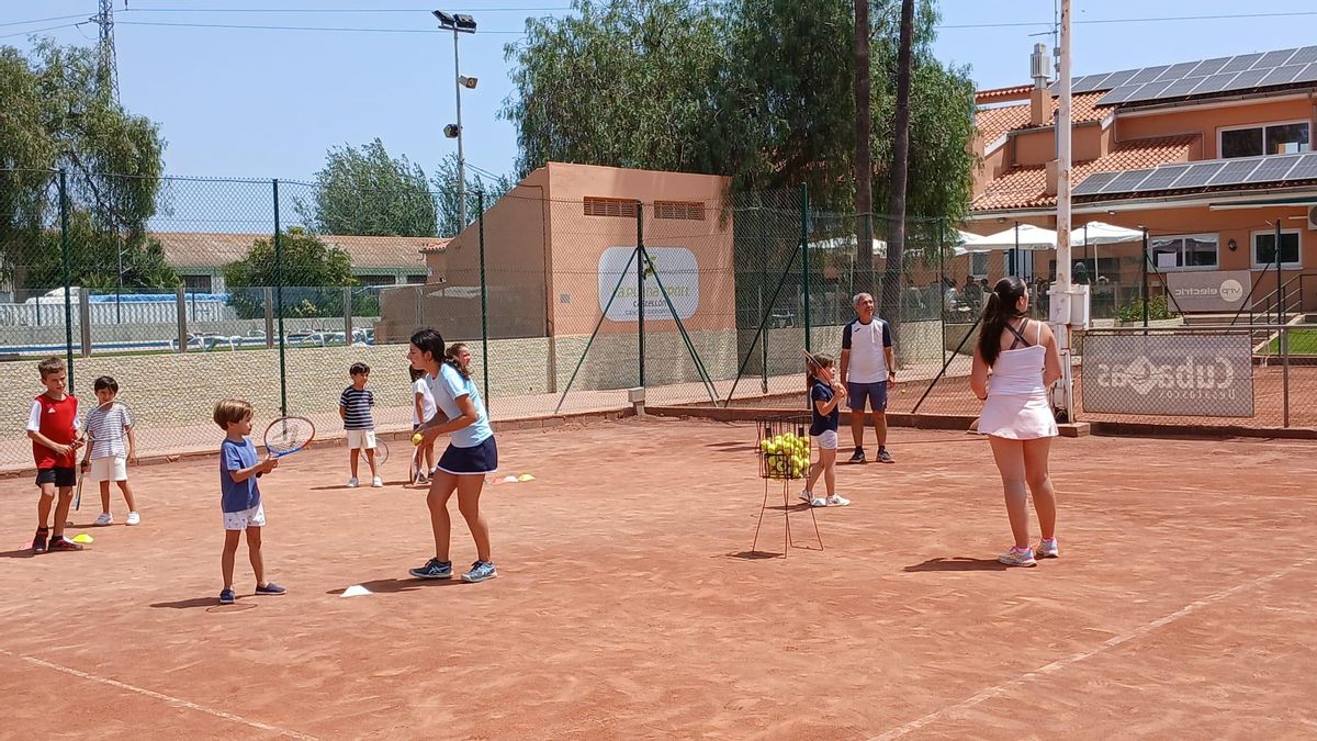 Una clase de tenis en La Plana Sport Castellón.