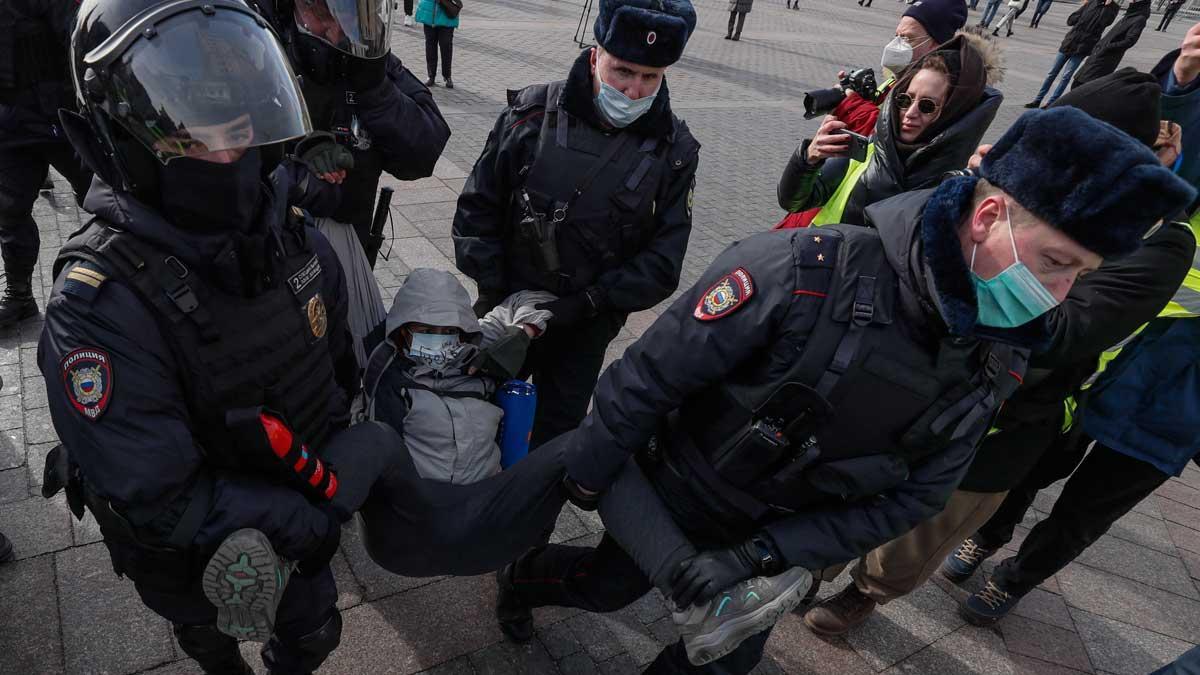 Miles de manifestantes en contra de la guerra en Ucrania salen a la calle en Moscú y San Petersburgo pese a la represión