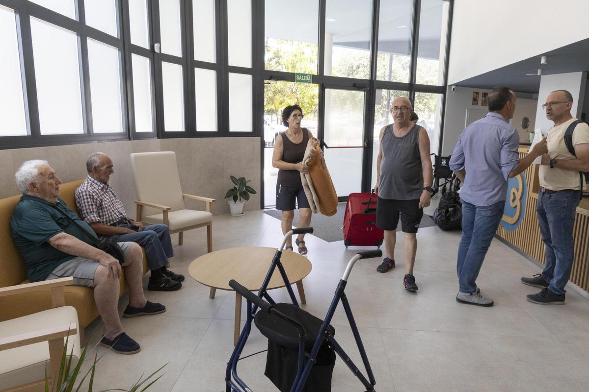 Así ha sido el traslado de los usuarios a la nueva residencia la  Beneficencia de Ontinyent