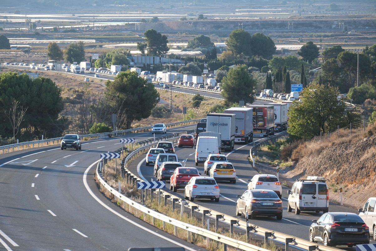 Colas en la A-31 provocadas por un accidente a la altura de Monforte del Cid, el pasado mes de noviembre.