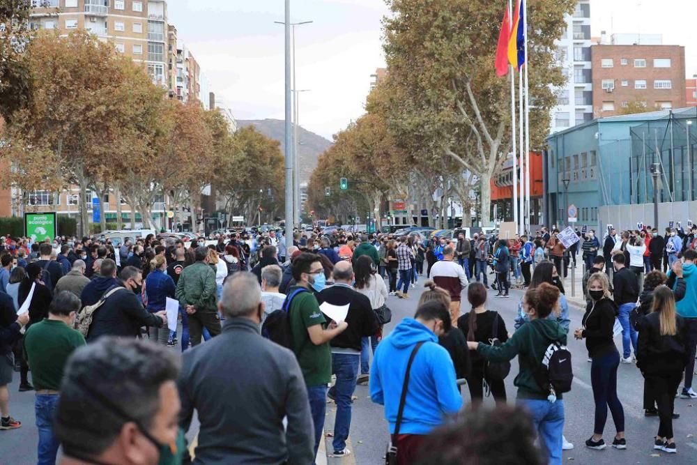 Hosteleros protestan en Cartagena por el cierre de los bares