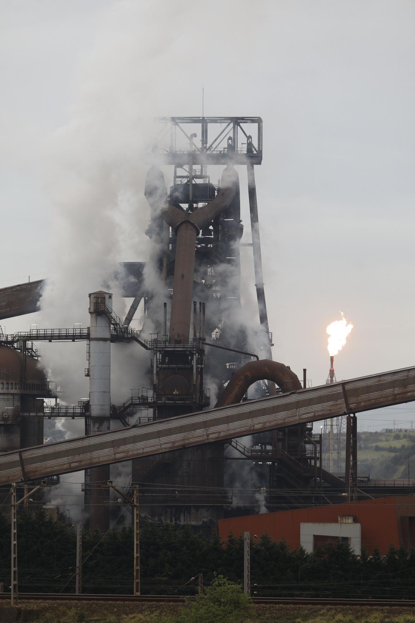 EN IMÁGENES: Un incendio obliga a evacuar el horno alto A de Arcelor en Gijón