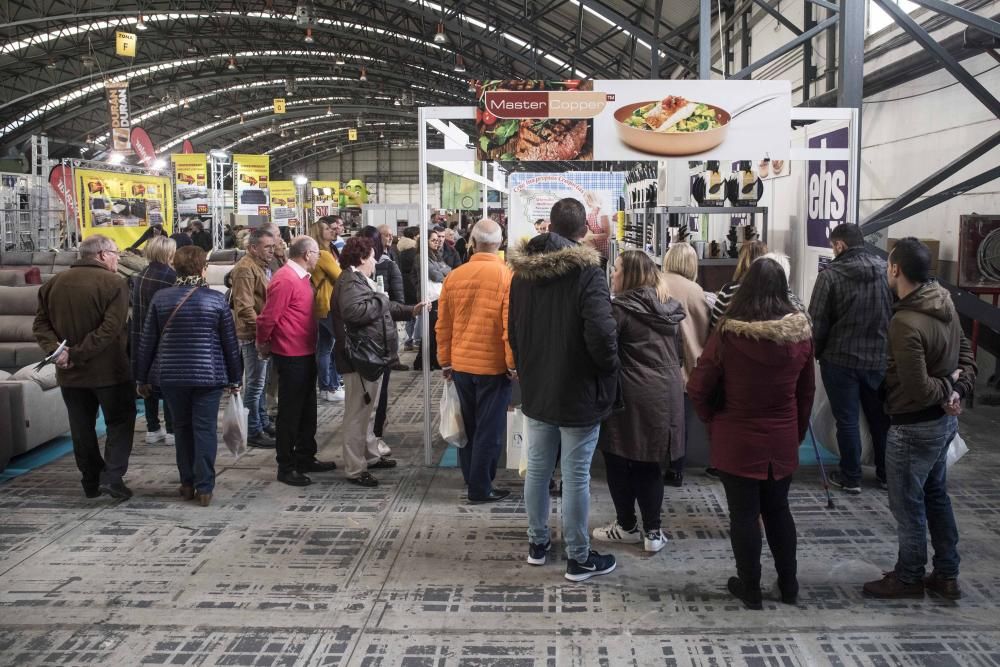 Cientos de visitantes descubren las novedades en el sector de los electrodomésticos, los muebles y la decoración en la primera Feria Hogar Factory de Vigo.