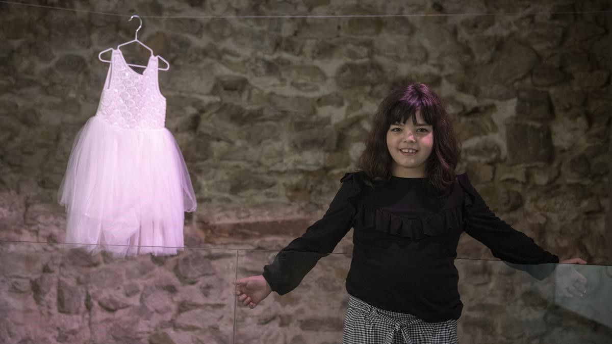 Barcelona   23 03 2021     Sociedad    Cora  nina trans de 10 anos  fotografiada en el Pati Llimona que expone un trabajo sobre su transito de genero   En la foto   junto al primer vestido que se compro   Fotografia de Jordi Cotrina