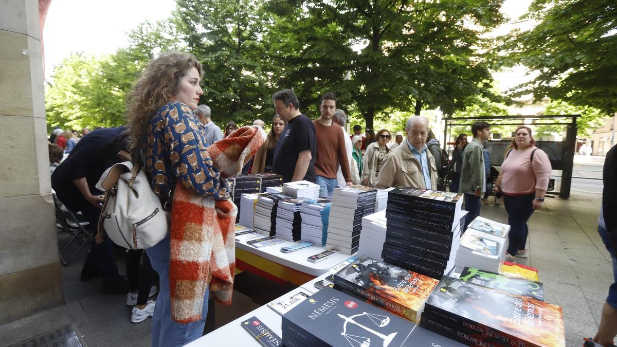 Multitudinario Día del Libro en el Paseo Independencia de Zaragoza