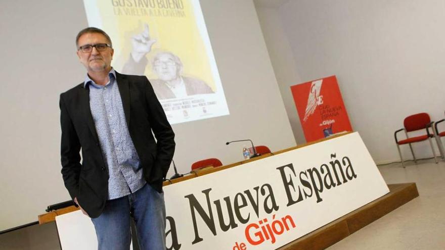 Juan José Alonso, con la portada del documental a su espalda.