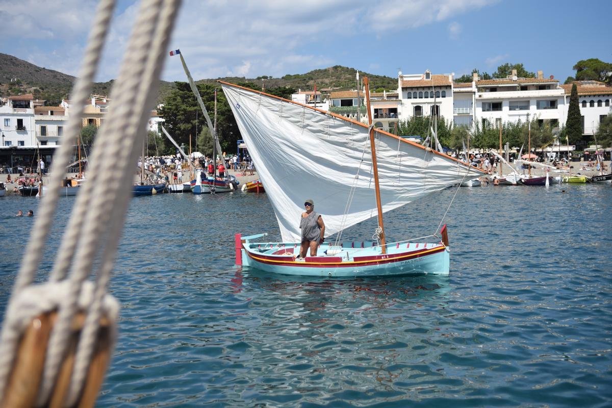 La capitana Maureen amb la barca Carmen La capitana Maureen amb la barca Carmen