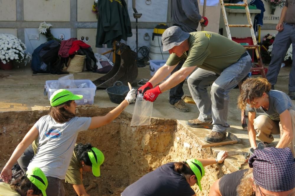 Segundo día de trabajos de exhumación en la fosa de Porreres