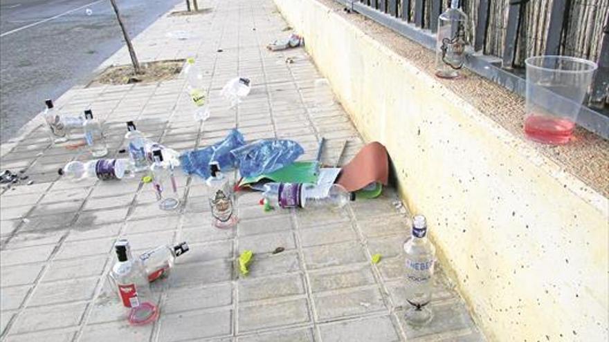 Los vecinos denuncian botellón en los aledaños de un colegio