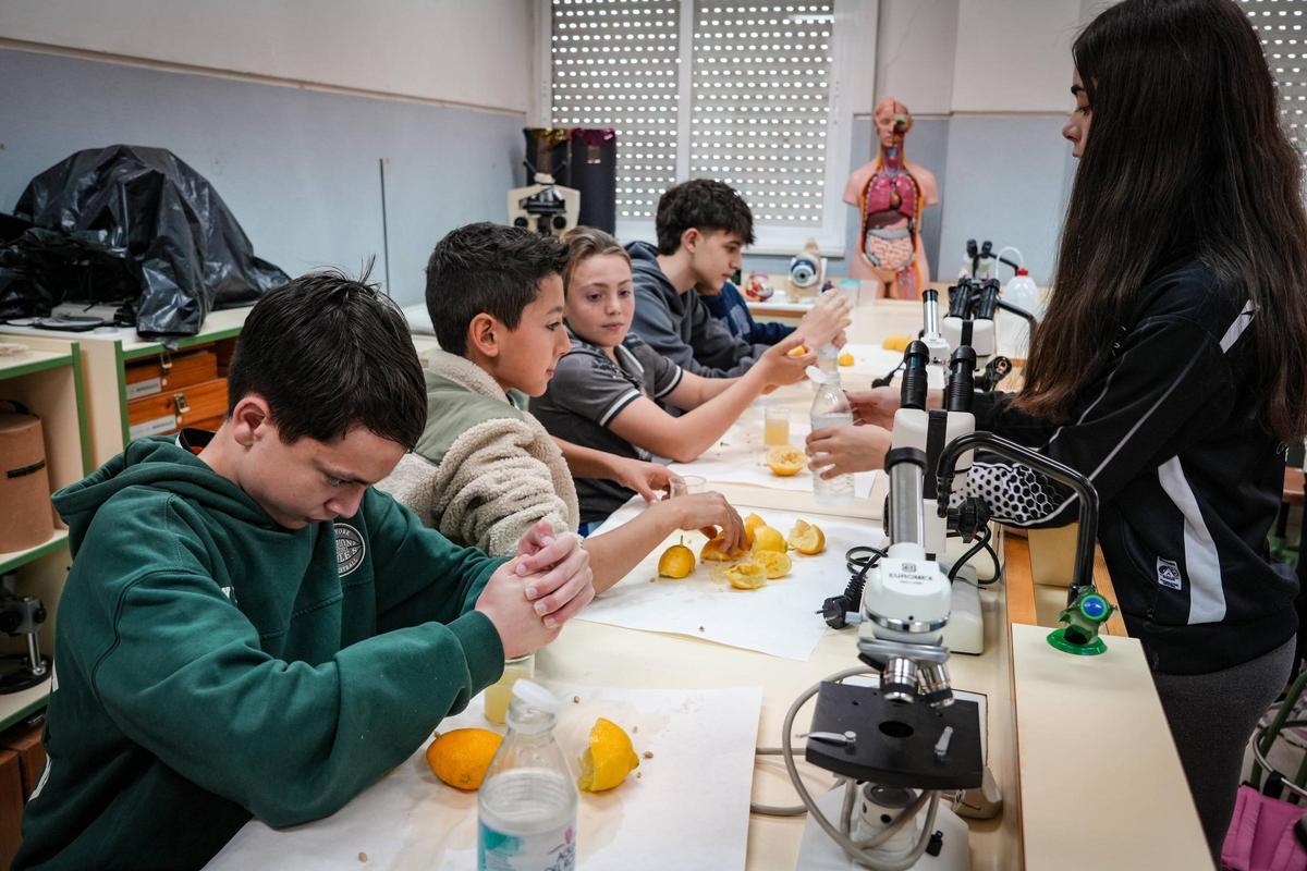 Uno de los talleres en laboratorio impartidos en el IES San Roque con motivo de las jornadas científicas.