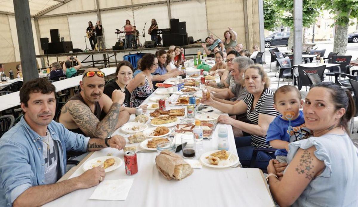 Una familia en plena comida mientras «Alcólitos Anónimos» toca al fondo. David Cabo