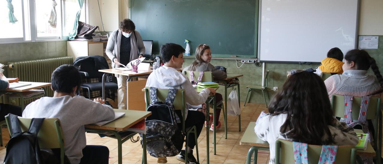 Alumnos en un aula del colegio Francisco Pizarro de Cáceres, en una fotografía de archivo.