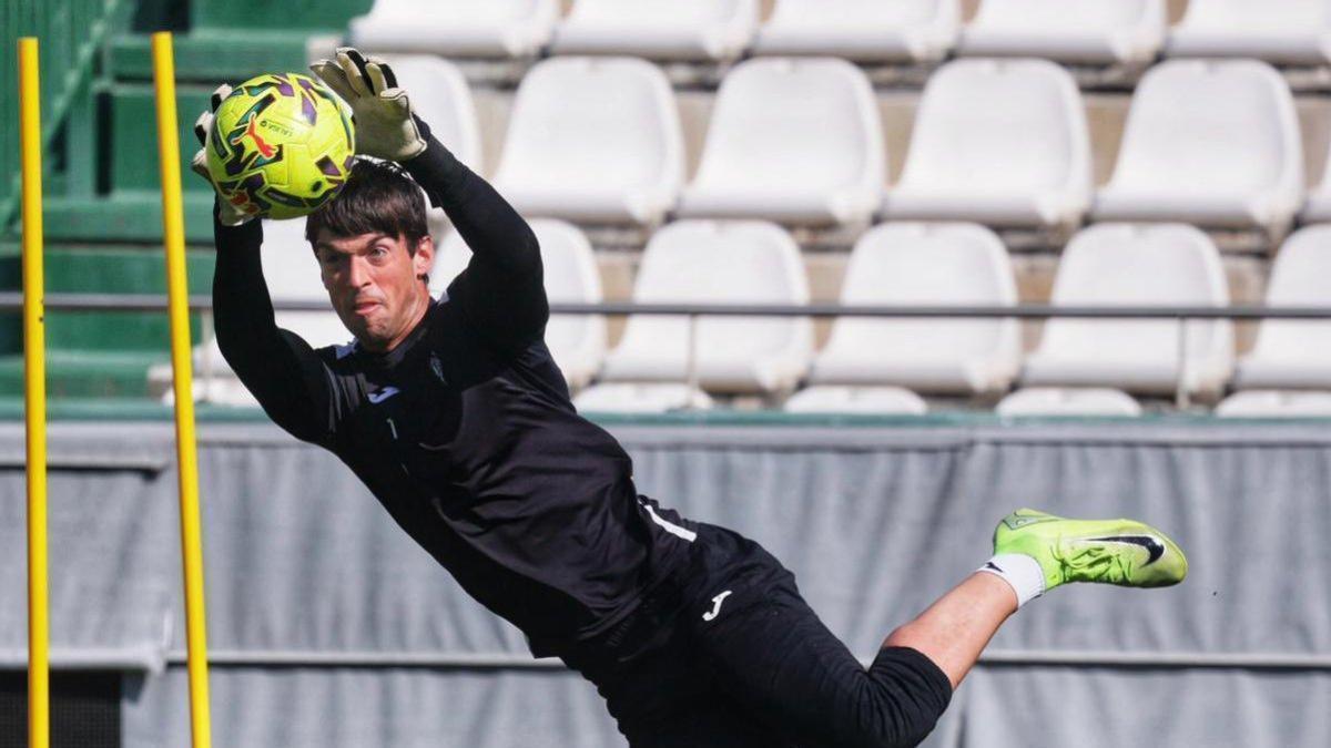 Iker Álvarez, en un entrenamiento, será el portero titular del Córdoba CF ante la baja por lesión de Carlos Marín.