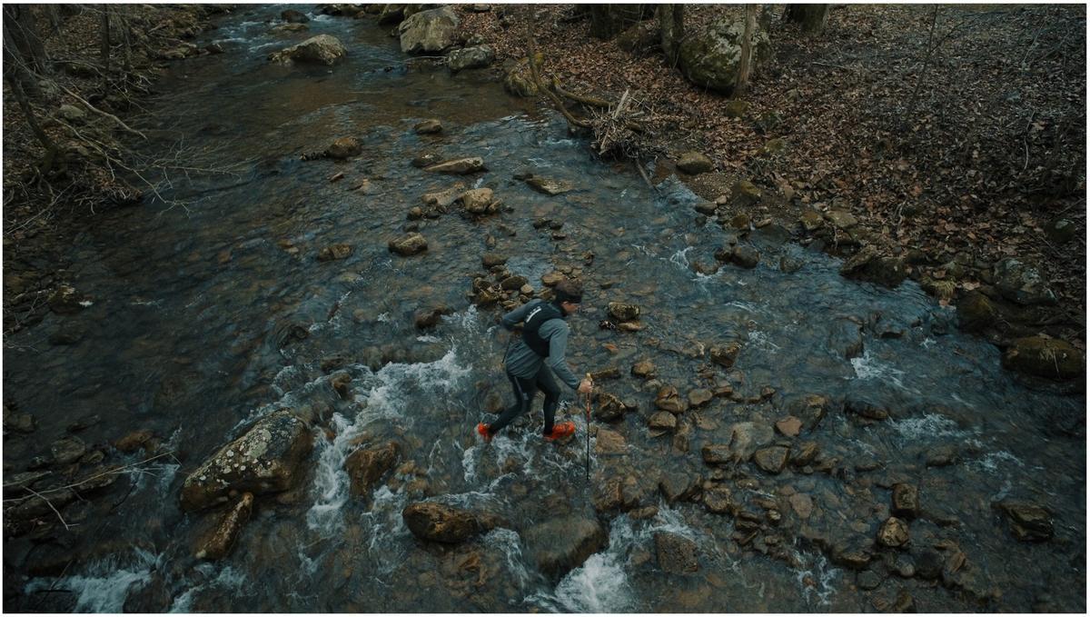 Blanchard cruza uno de los múltiples ríos del recorrido
