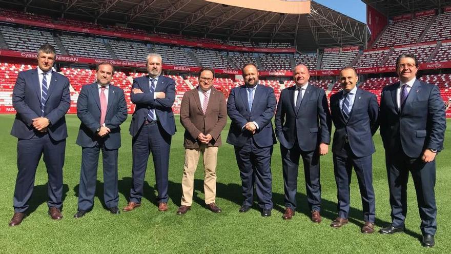 Las directivas del Sporting y el Oviedo, hoy, en El Molinón.
