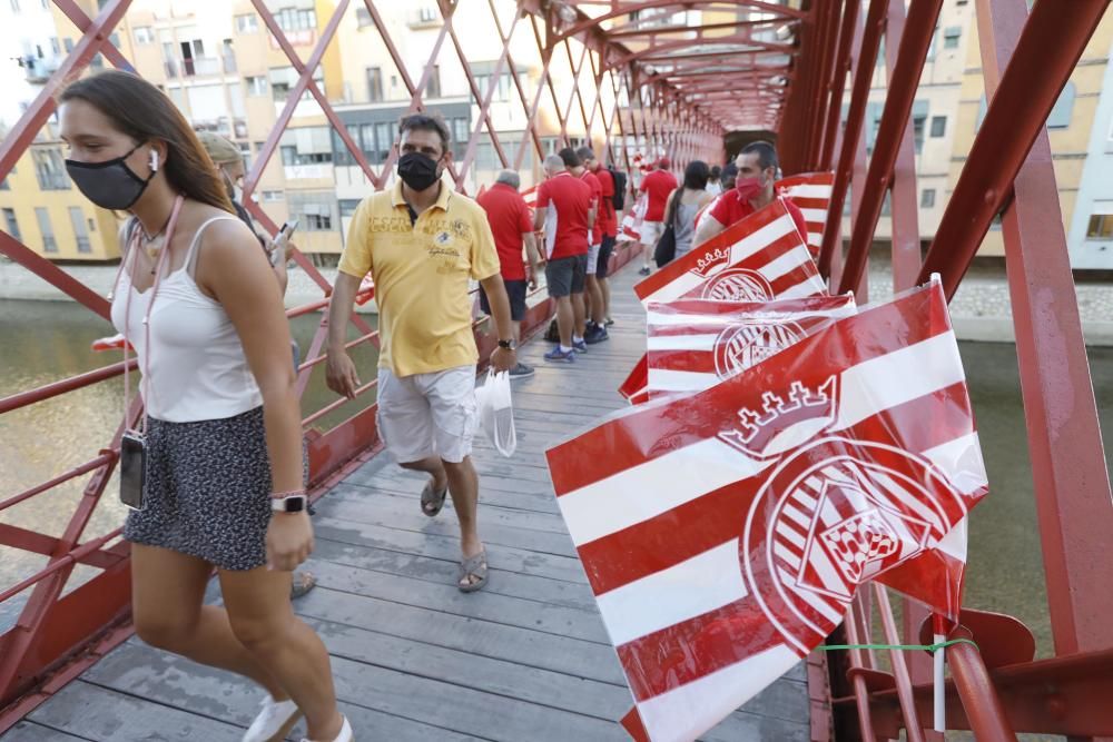 El Pont de les Peixateries Velles s''omple de banderes