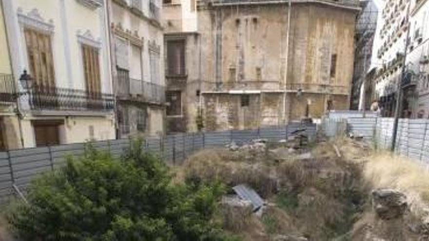 Los vecinos reclaman a  las Corts que renuncien a edificar en la calle Salvador