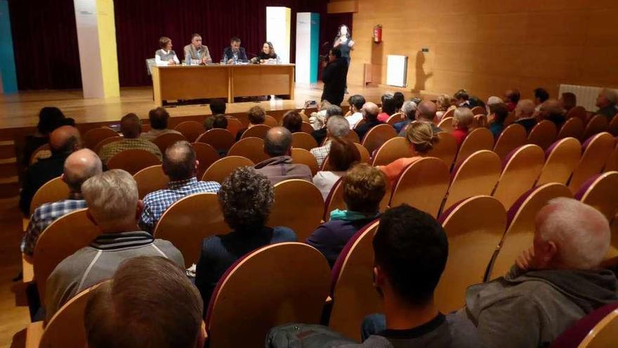 Imagen de la asamblea sobre el área metropolitana, ayer en A Fábrica en Perillo.