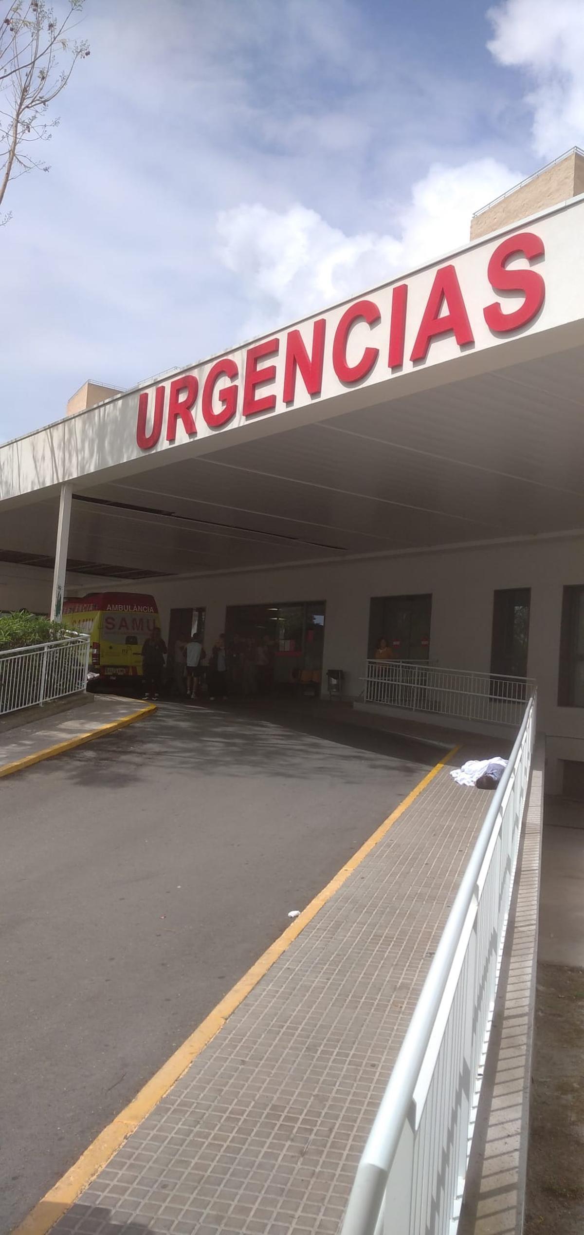 La paciente psiquiátrica tirada en el suelo junto al acceso de Urgencias del Hospital de Sant Joan, el lunes