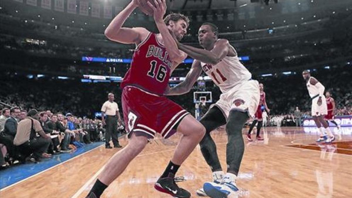 Efectivo 8 Pau Gasol intenta superar la presión de Dalembert en una de las acciones del Knicks-Bulls.