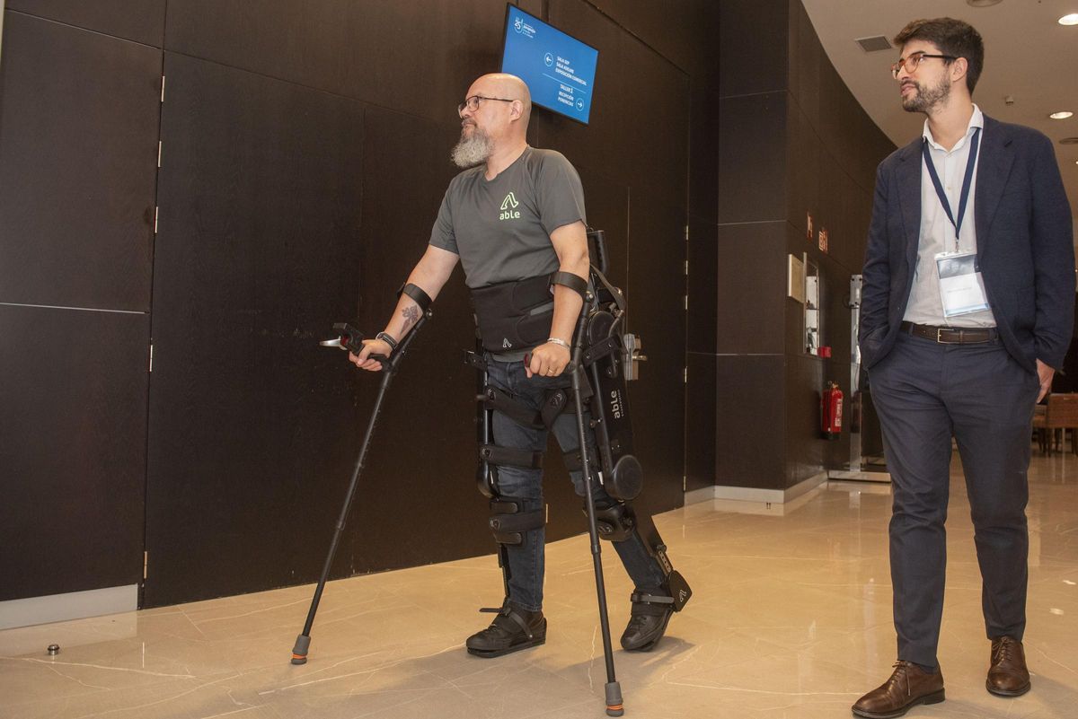 Demostración del funcionamiento de un exoesqueleto, en el marco del congreso nacional 'Paraplejia 2025', ayer, en A Coruña.
