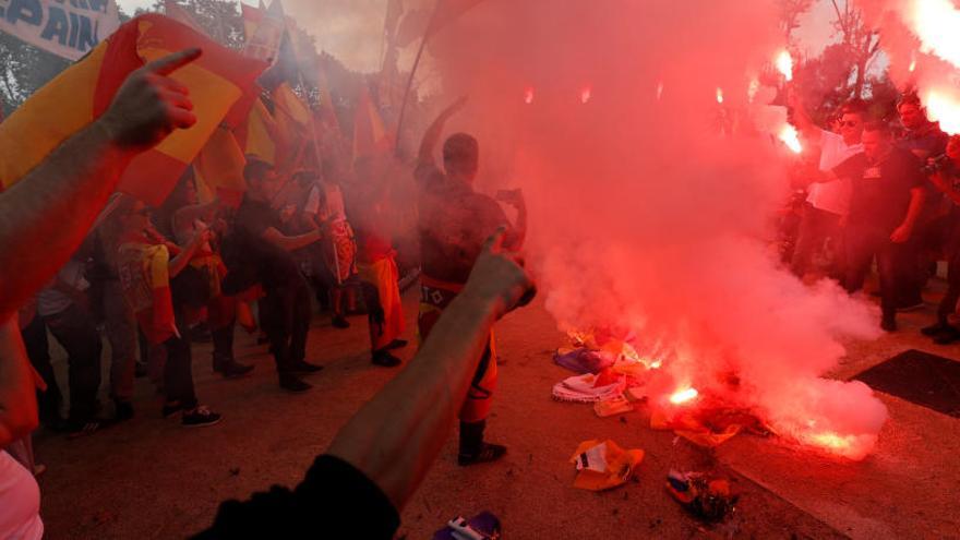 La ultradreta i els antifeixistes es manifesten pels carrers de Barcelona