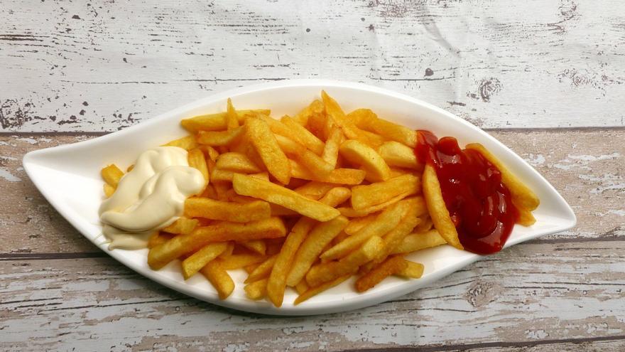 Esta es la gran diferencia de calorías entre unas patatas fritas en aceite y en freidora de aire