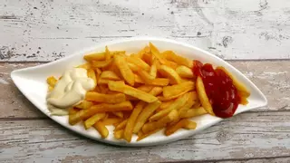 Esta es la gran diferencia de calorías entre unas patatas fritas en aceite y en freidora de aire