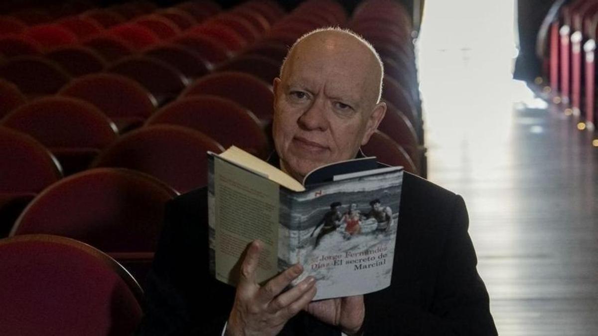 Jorge Fernández Díaz, con un ejemplar de su novela.