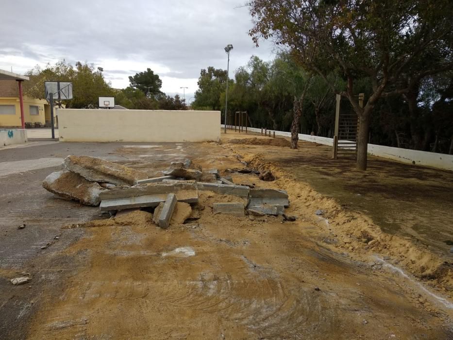 La Generalitat y el Ayuntamiento están trabajando para abrir en septiembre la Escuela Infantil construida y sin estrenar desde 2009 tras la denuncia de la Asociación de Vecinos de San Miguel de Salina