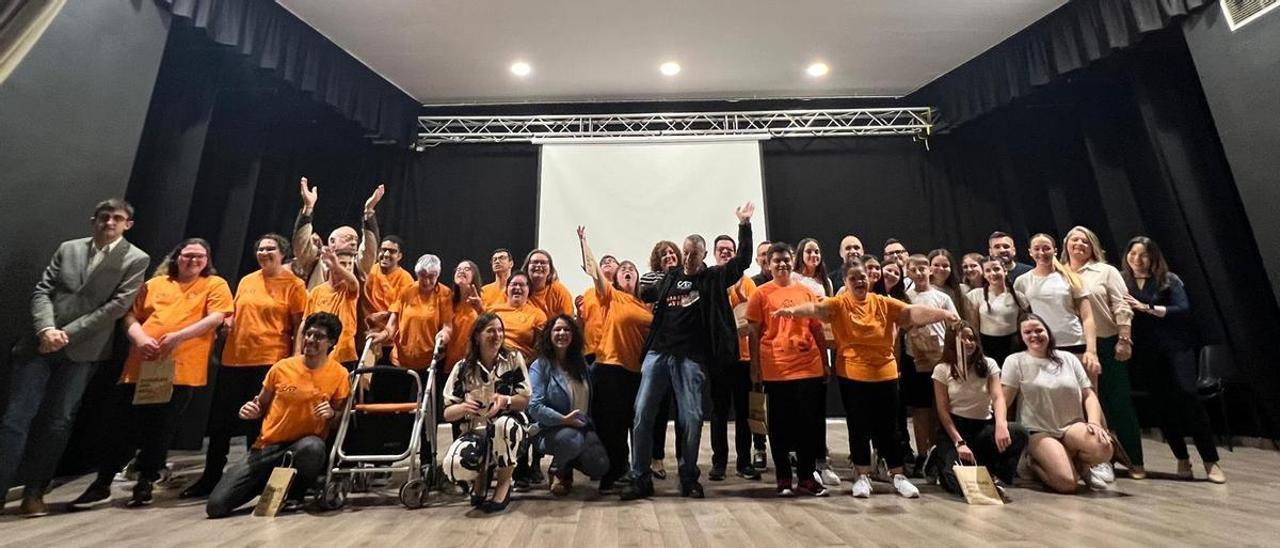 Foto de grupo de los participantes en la gala educativa de la Pobla Llarga.