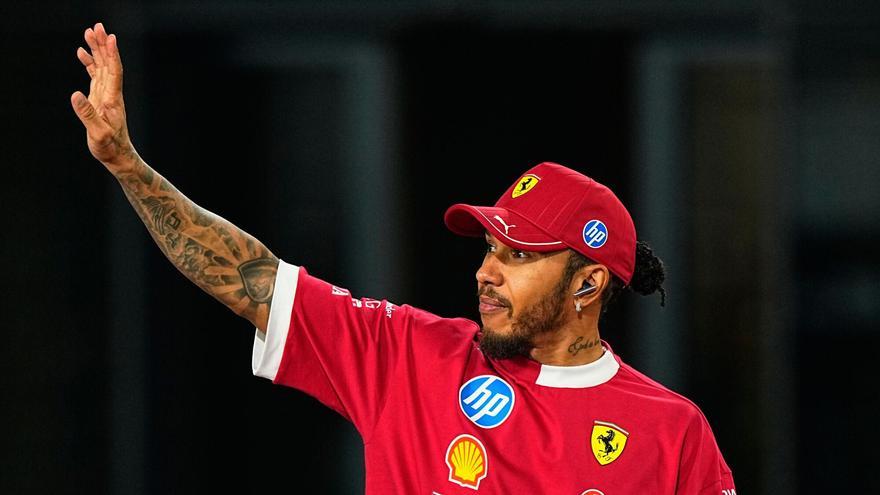 Lewis Hamilton, saludando a unos aficionados