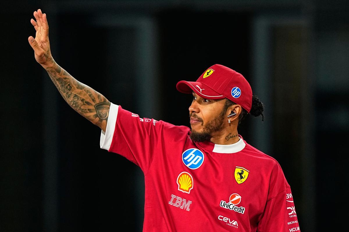 Lewis Hamilton, saludando a unos aficionados