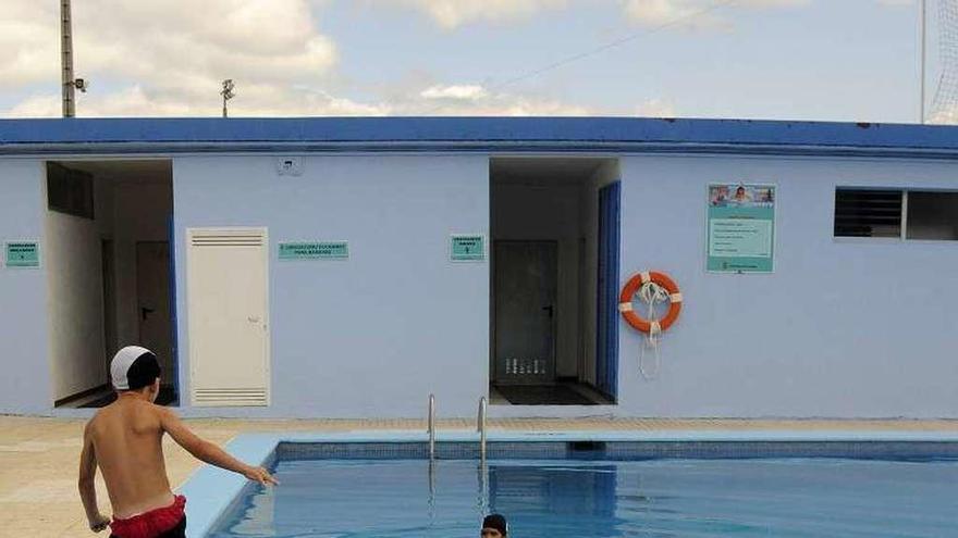 Bañistas en la piscina grande de Silleda. // Bernabé/Javier Lalín