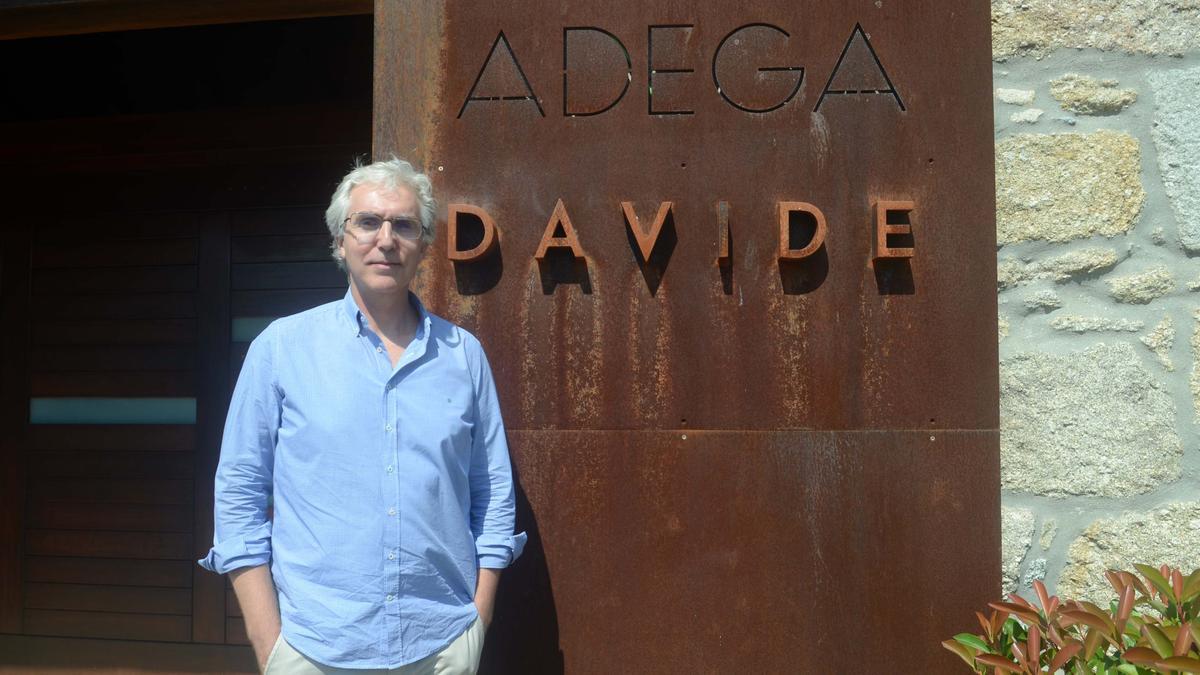 Adega Davide está ubicada en Baión, de donde es vecino el propio David Acha.