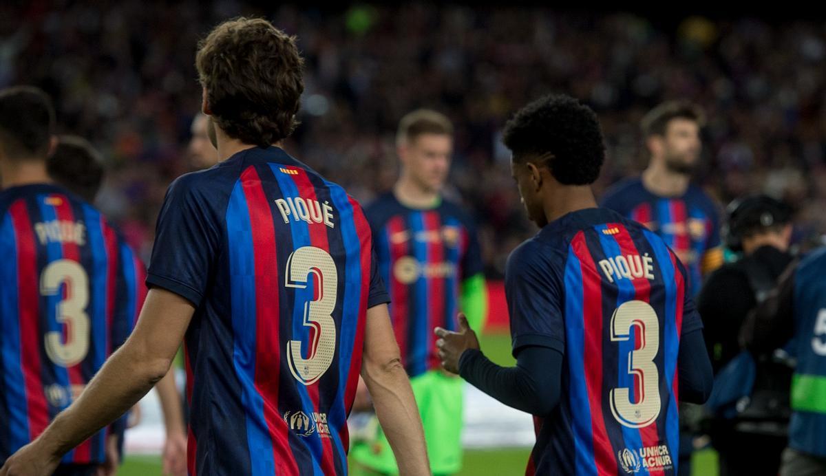 Los jugadores del Barça salieron al Camp Nou con la camiseta de Piqué.