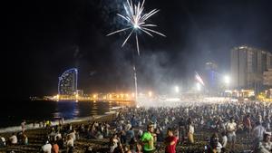 Noche de Sant Joan en la playa de Barcelona.