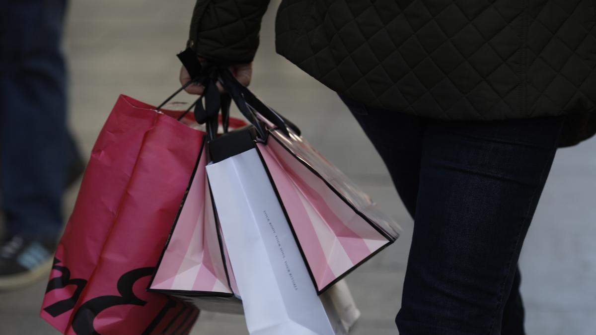 Clientes de compras con bolsas.
