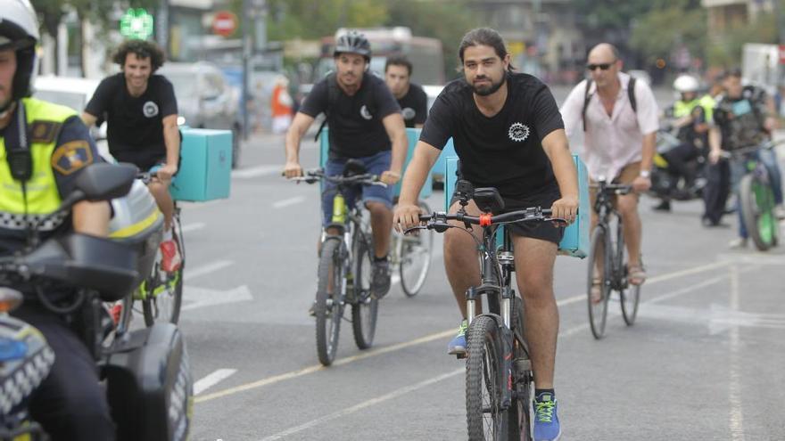 Protesta de repartidores de Deliveroo en 2017 en València.