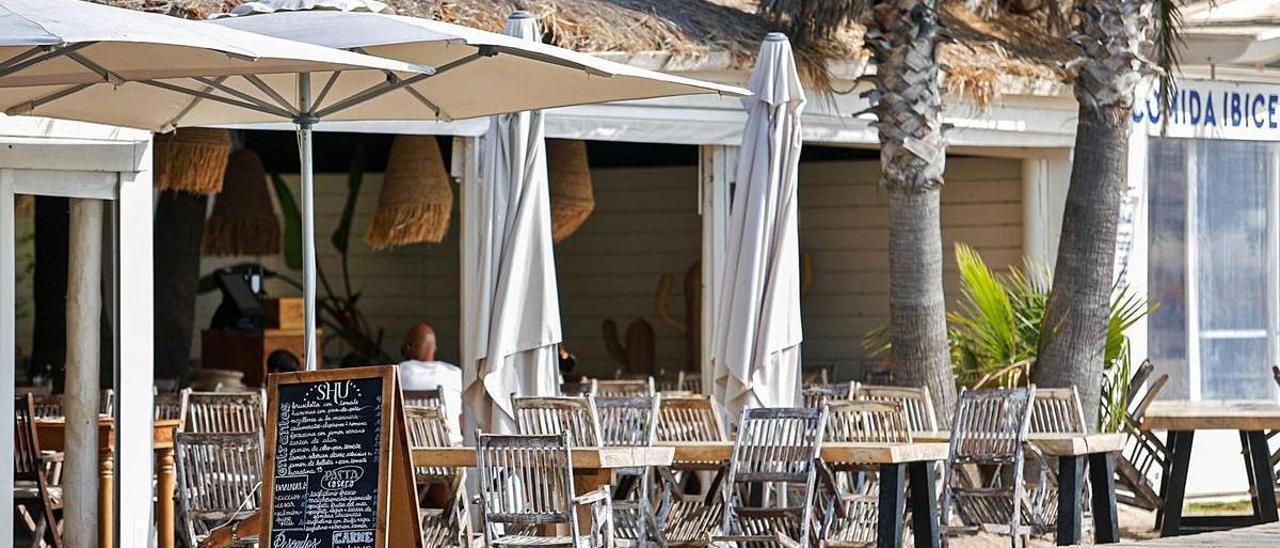 Mesas vacías en el Shu Ibiza Talamanca Beach Club.